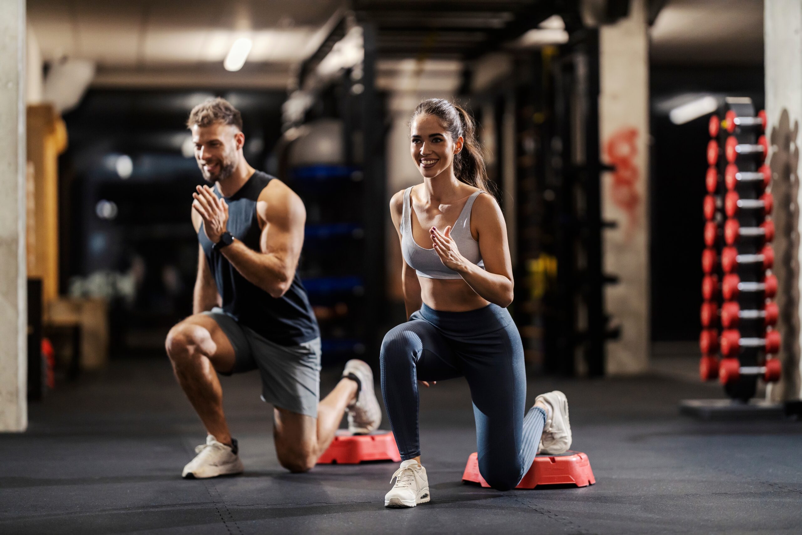 Sportifs qui s'entraîne dans une salle de sport